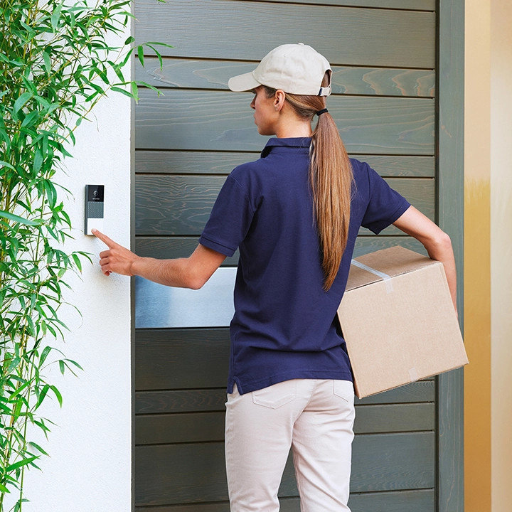 Inteligentny wideodomofon Netatmo Doorbell Szaro-biały widok od lewej strony na przód