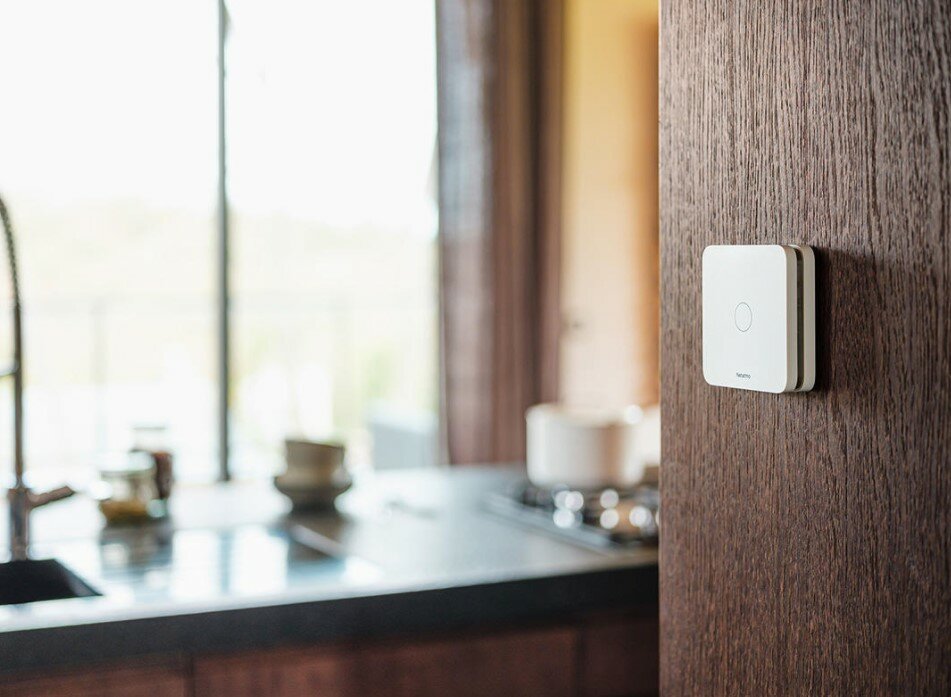 Inteligentny czujnik tlenku węgla Netatmo SMART CARBON MONOXIDE ALARM zamontowany na ścianie