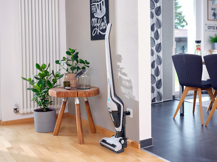 Odkurzacz bezprzewodowy Leifheit Rotaro PowerVac 2w1 16V pokazany odkurzacz w stacji ładującej