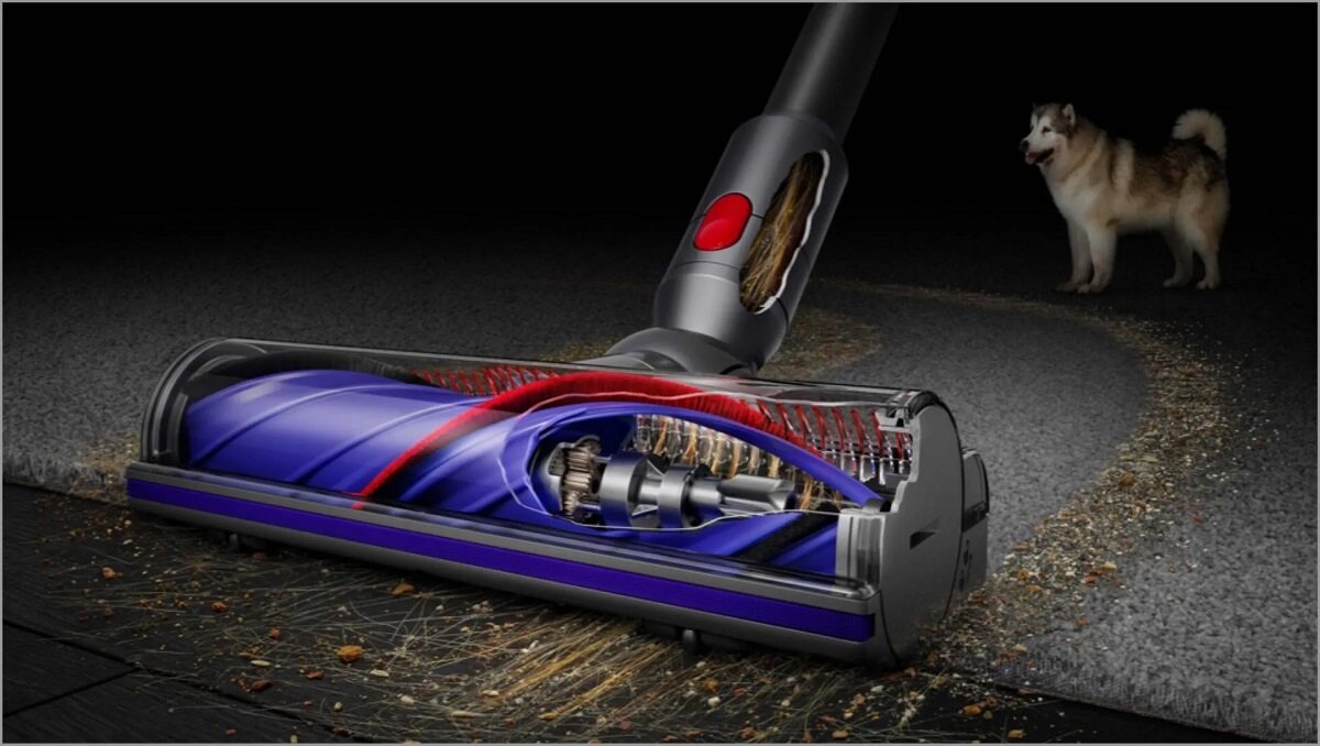 Odkurzacz Dyson V8 Absolute grafika przedstawia zbliżenie na szczotkę odkurzacza