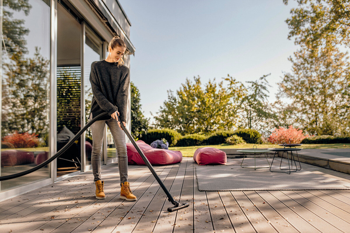 Odkurzacz Karcher WD 2 PLUS kobieta odkurzająca taras