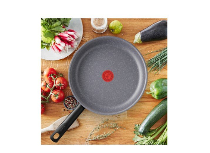 Patelnia Tefal Healthy Chef G1500672 28 cm na stole obok warzyw