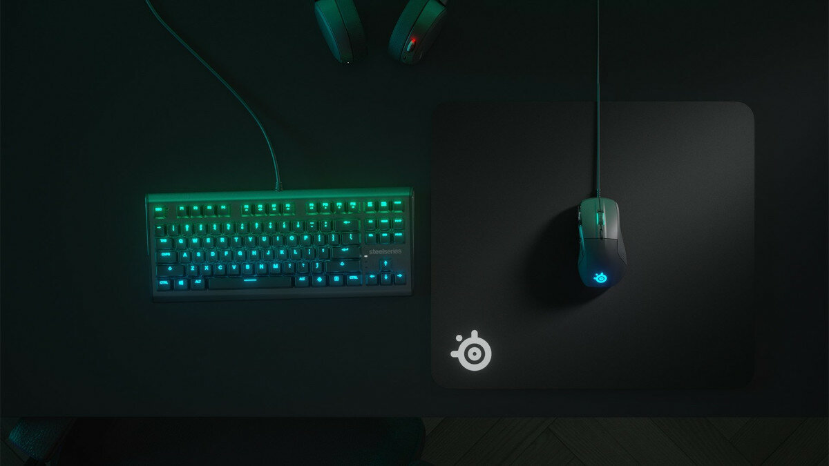 Podkładka pod mysz SteelSeries QcK Heavy średnia myszka na podkładce obok klawiatury