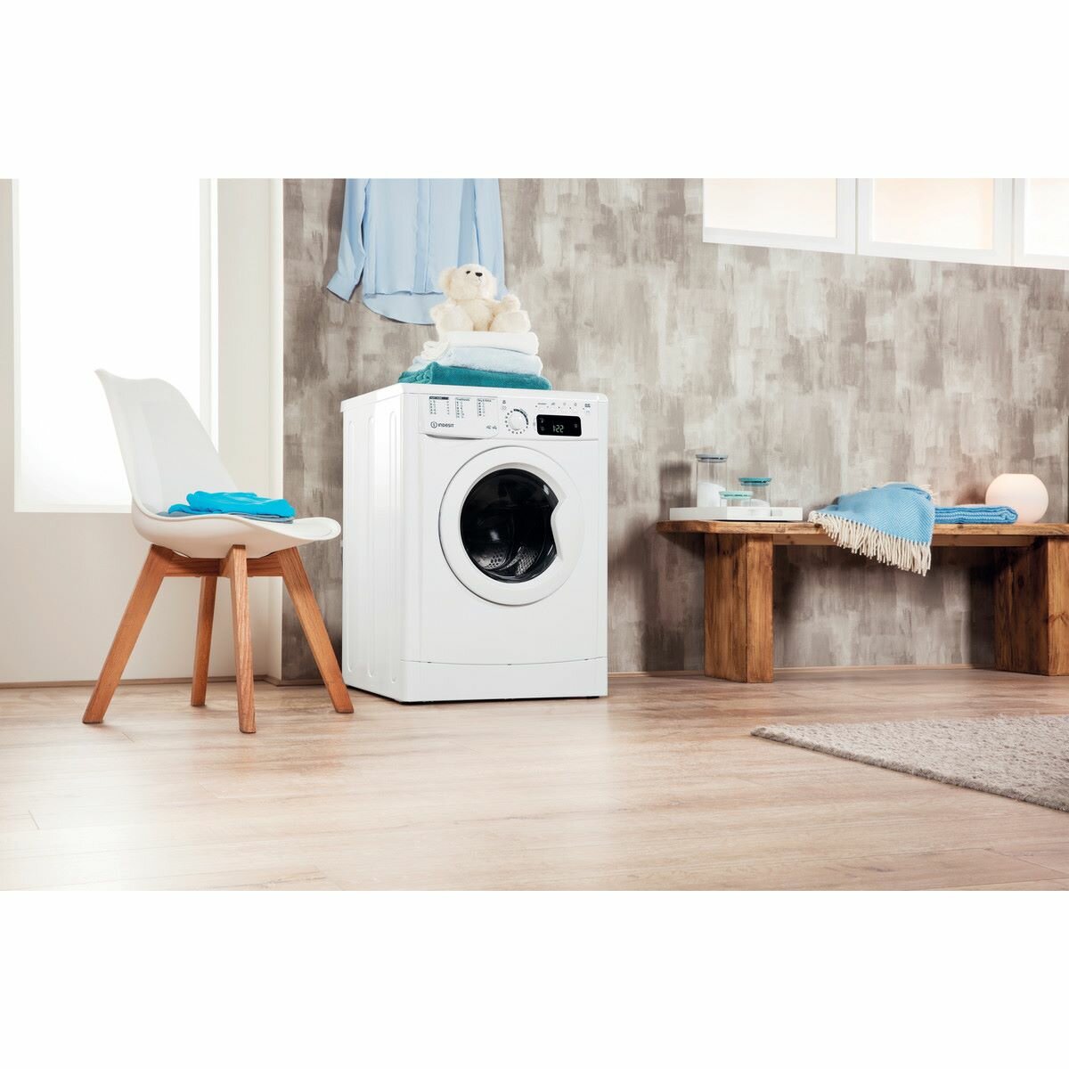 Pralko - suszarka Indesit EWDE751451WEUN w scenerii domu lekko bokiem