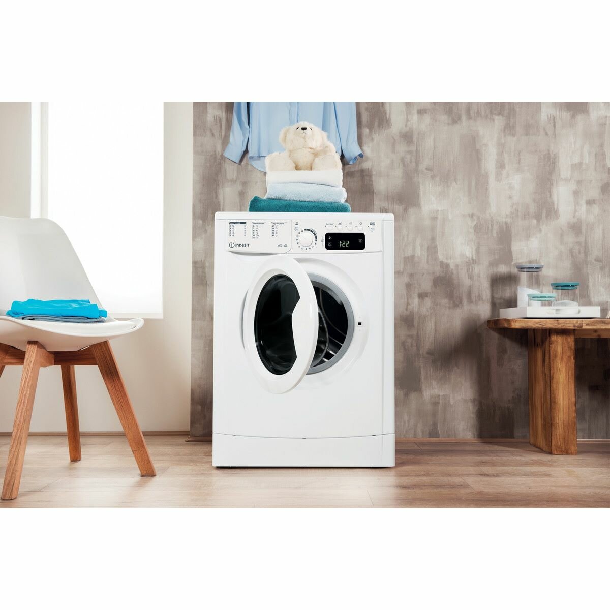 Pralko - suszarka Indesit EWDE751451WEUN w scenerii domowej przód z uchylonymi drzwiami