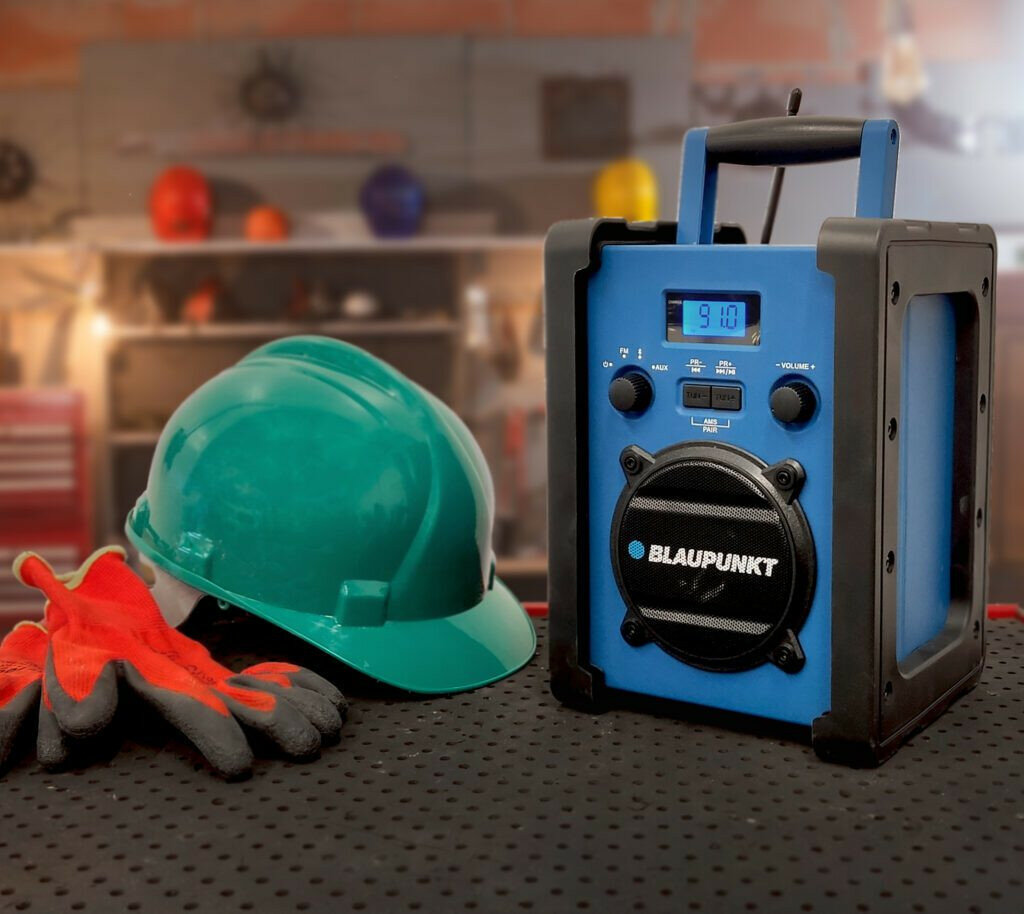 Radioodtwarzacz Blaupunkt PP30BT Jobsite po skosie na blacie w garażu