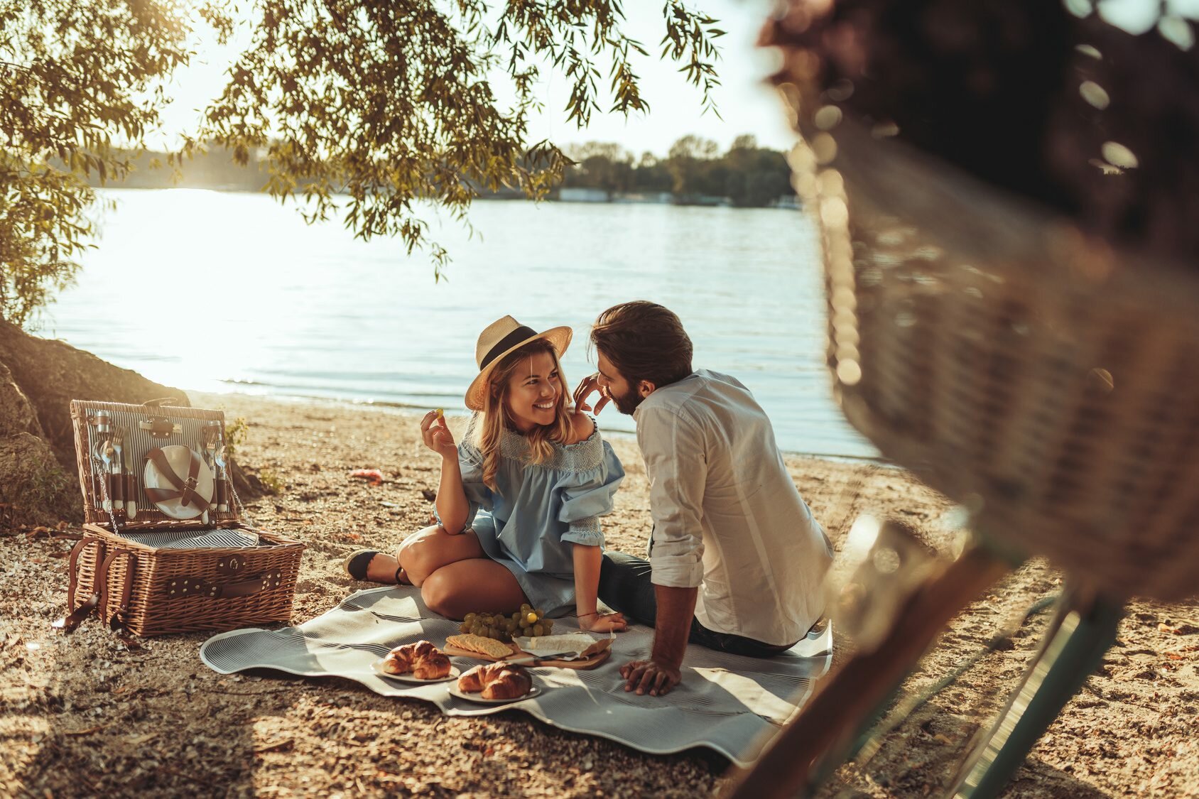 Radio Blaupunkt PR9BK przenośne pokazany piknik nad jeziorem