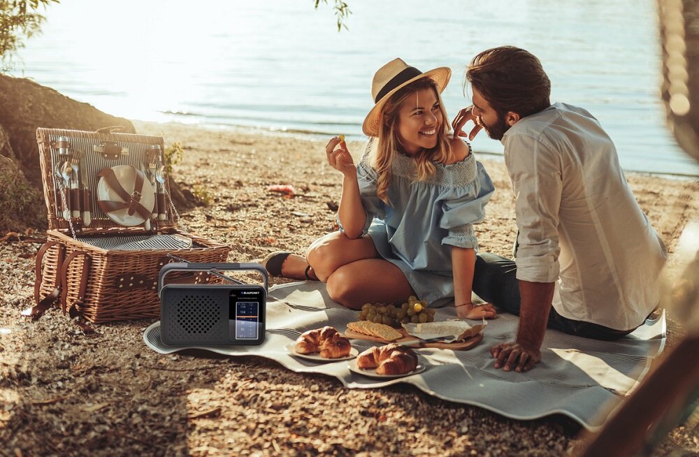 Przenośne Radio Blaupunkt PR8BK para na plaży