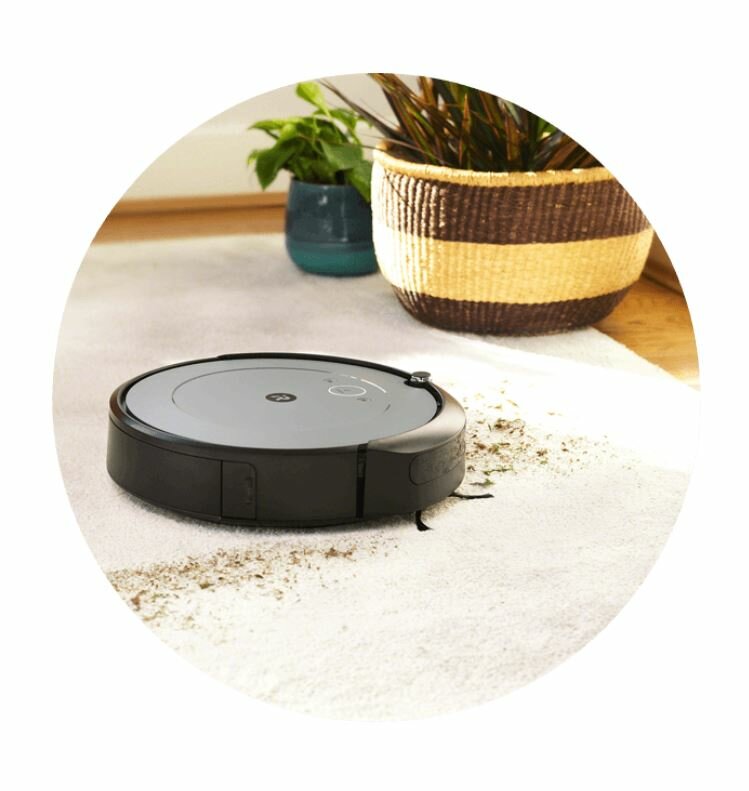 Robot sprzątający iRobot Roomba i1 WiFi widok na sprzątającego dywan robota