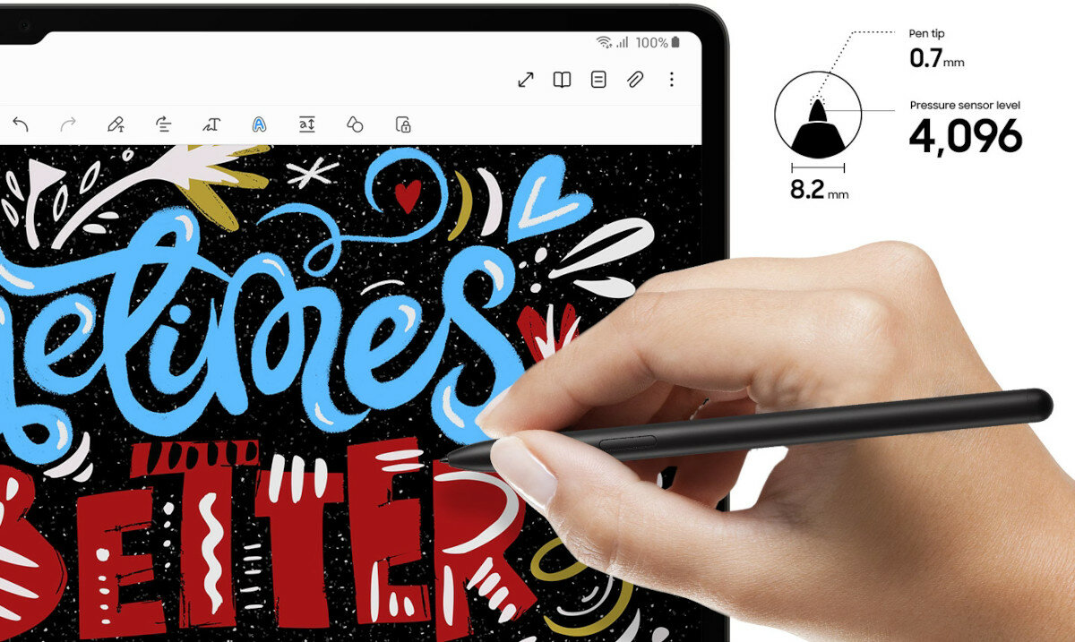 Rysik Samsung S Pen do Tab S9 beżowy rysik trzymany w dłoni podczas rysowania na tablecie