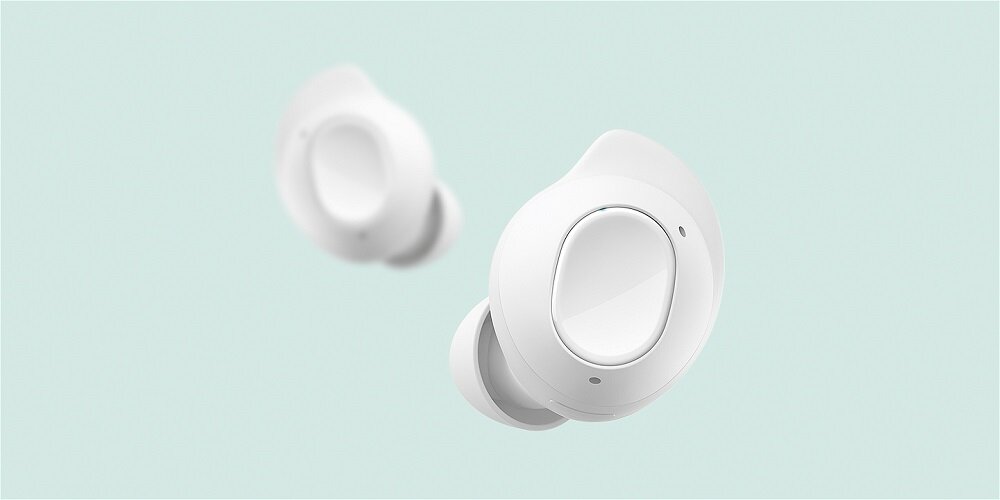 Słuchawki Samsung Galaxy Buds FE R400 widok na słuchawki pod skosem