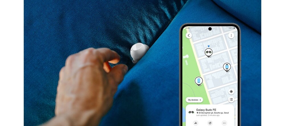 Słuchawki Samsung Galaxy Buds FE R400 widok na ekran smartfona z włączoną aplikacją SmartThings Find oraz na schowaną słuchawkę