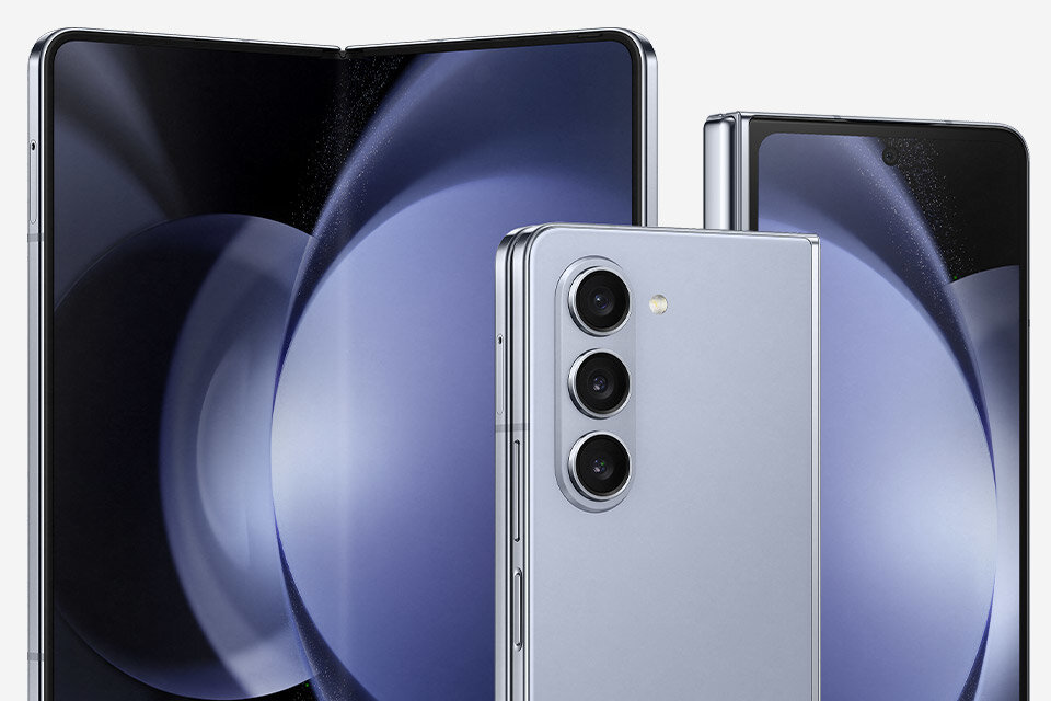 Smartfon Samsung Galaxy Z Fold5 widok na rozłożony oraz złożony smartfon od przodu oraz przybliżony widok na tylny aparat smartfona