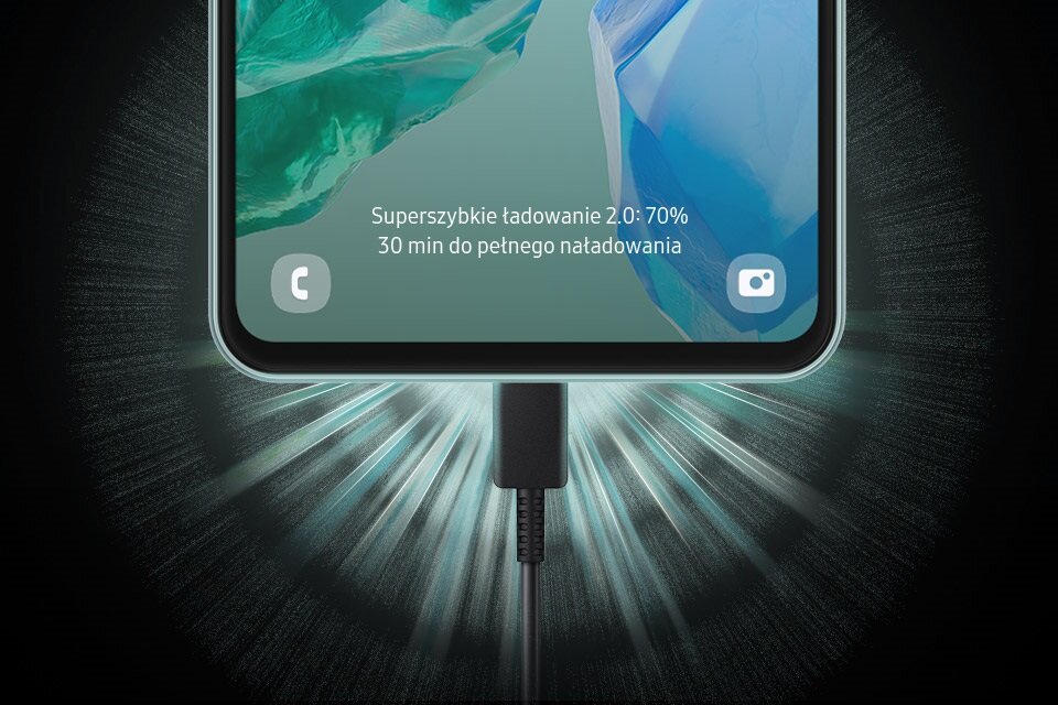 Smartfon Samsung Galaxy M55 5G SM-M556EL 8/128GB czarny widok na smartfon podłączony do ładowania