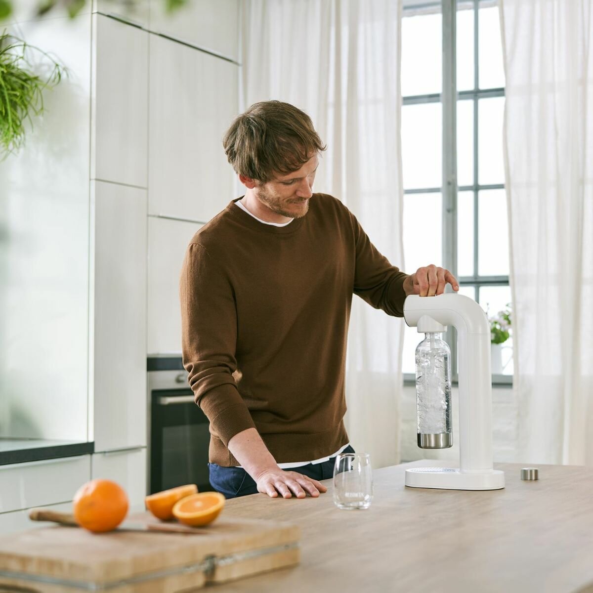 Saturator Brita SodaOne podczas użycia w domowej scenerii