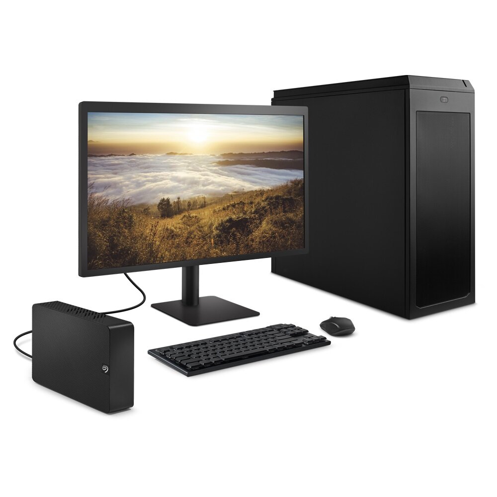 Dysk Seagate Expansion Desktop STKP4000400 4TB podłączony do komputera z monitorem na białym tle