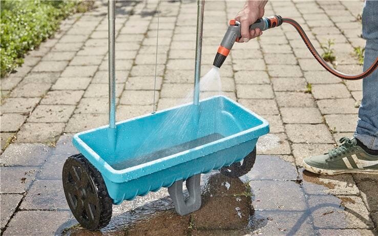 Siewnik uniwersalny L Gardena 00432-20 widok na siewnik pod skosem podczas nalewania do niego wody