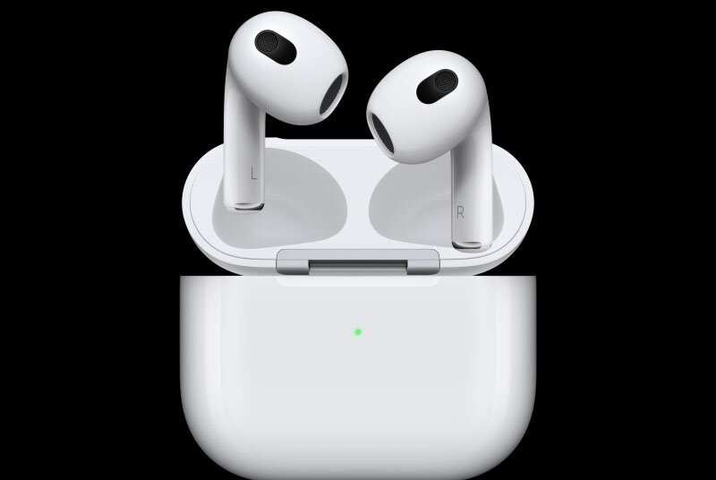 Słuchawki Apple AirPods (3 generacji) MPNY3ZM/A widok na słuchawki od boku i etui od frontu