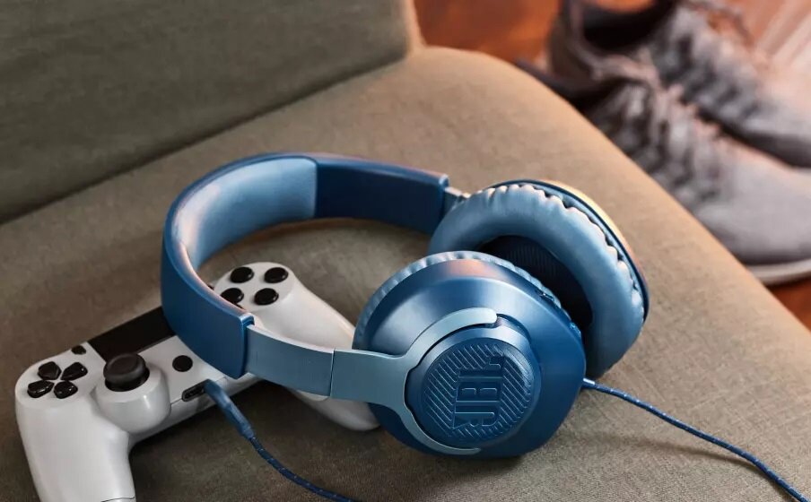 Słuchawki JBL Quantum 100 Czarne obok pada do ps4