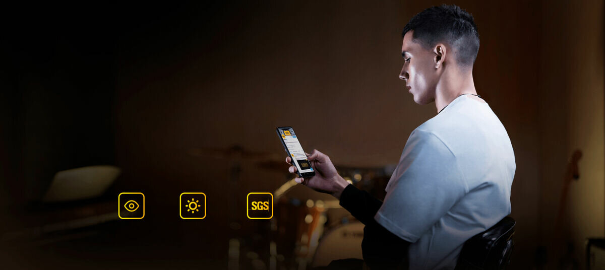 Smartfon Xiaomi POCO M4 Pro mężczyzna używający noca smartfona