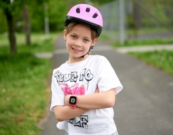 Smartwatch Garett Kids FIT dziewczynka z zegarkiem na ręku