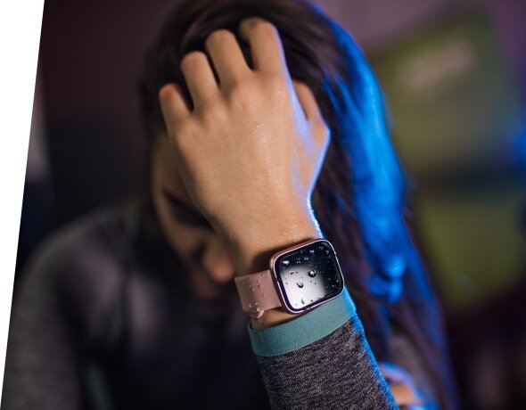 Smartwatch Garett Women Laura złoty róż widok na zachlapaną tarczę zegarka wizualizacja wodoszczelności