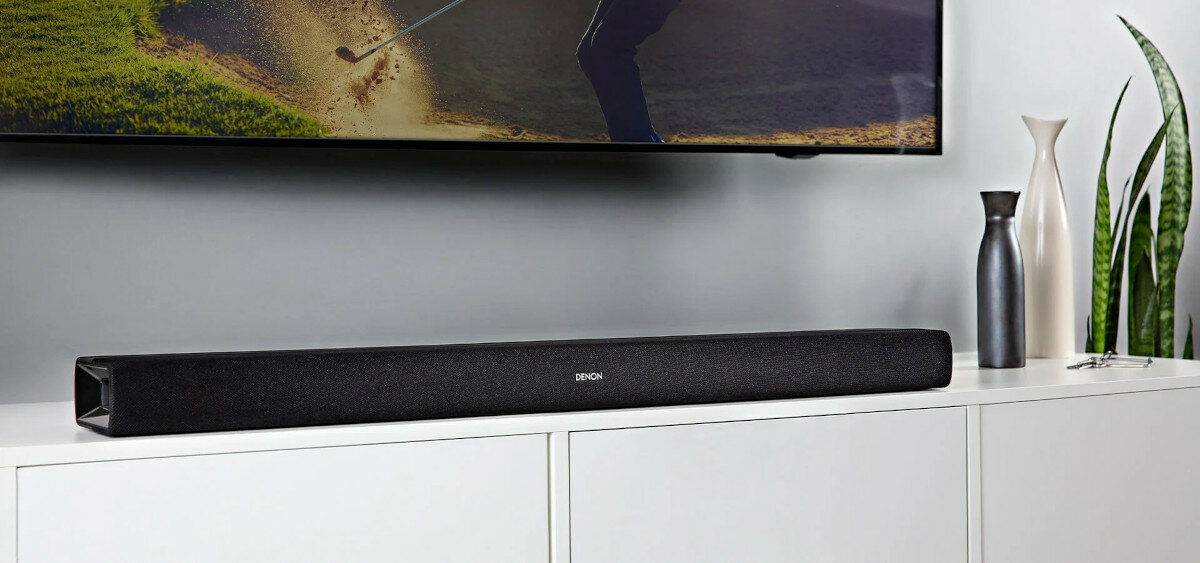 Soundbar Denon DHT-S216 czarny na białej szafce pod telewizorem