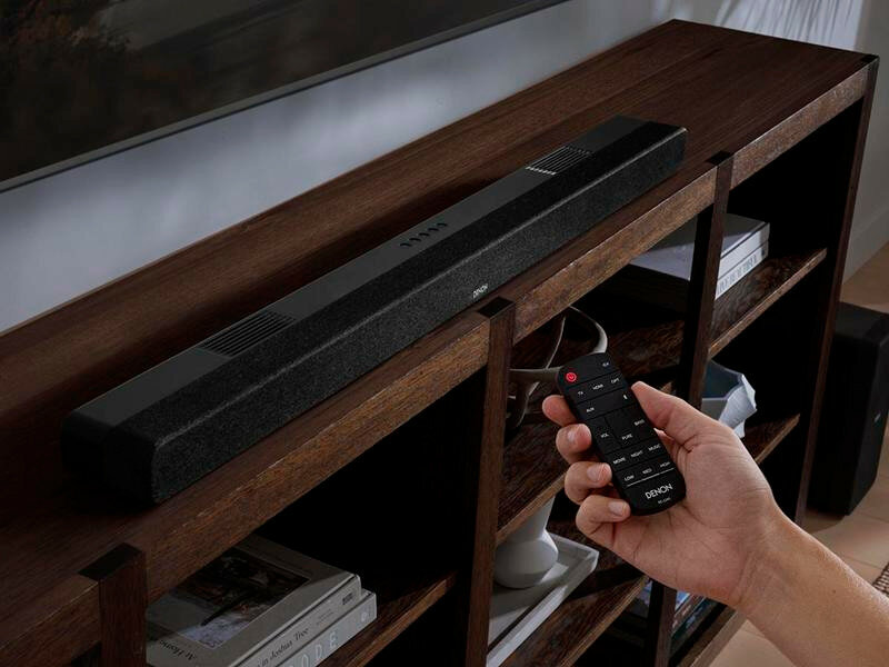 Soundbar Denon DHT-S517 podczas włączania przy użyciu pilota