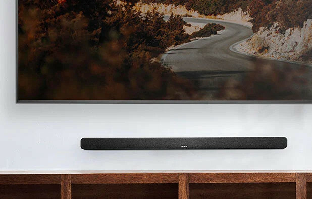 Soundbar Denon DHT-S517 umieszczony na ścianie pod TV