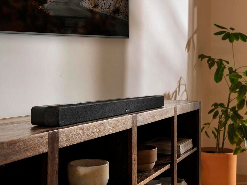 Soundbar Denon DHT-S517 na komodzie w domowej scenerii