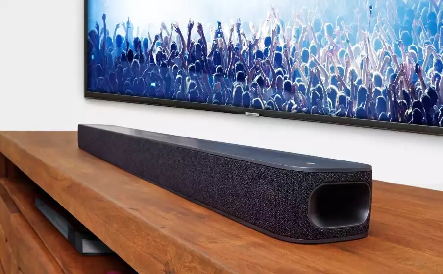 Soundbar JBL LINK BAR pod telewizorem pod kątem od prawej strony