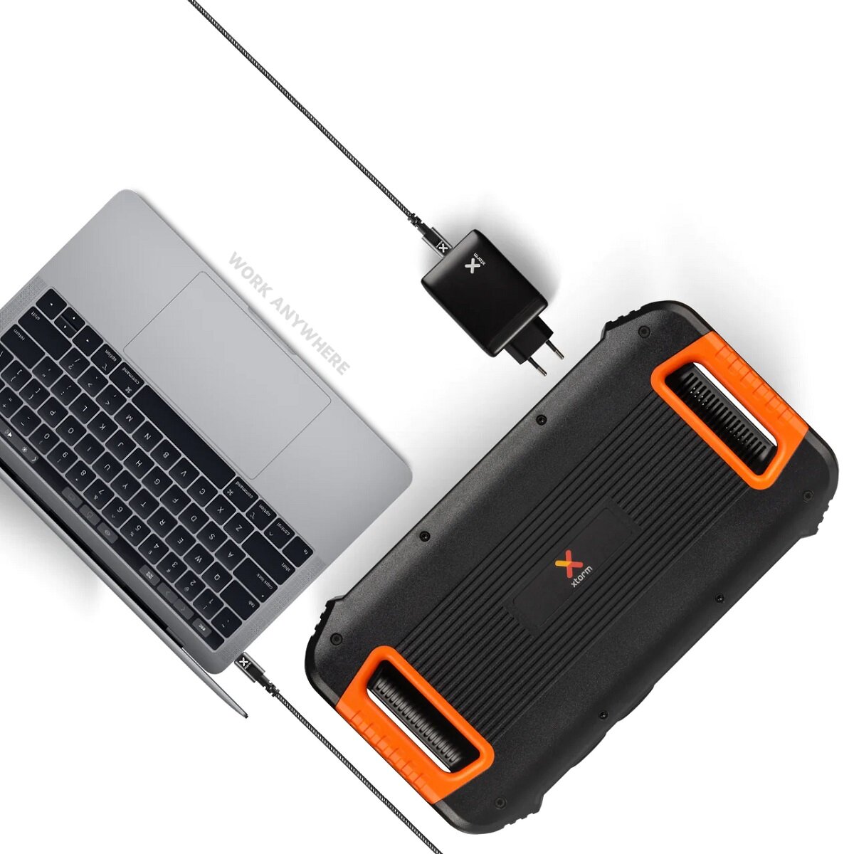 Stacja zasilania Xtorm XP1300 392.000mAh od góry podłączona pod laptopa oraz kabel z wtyczką