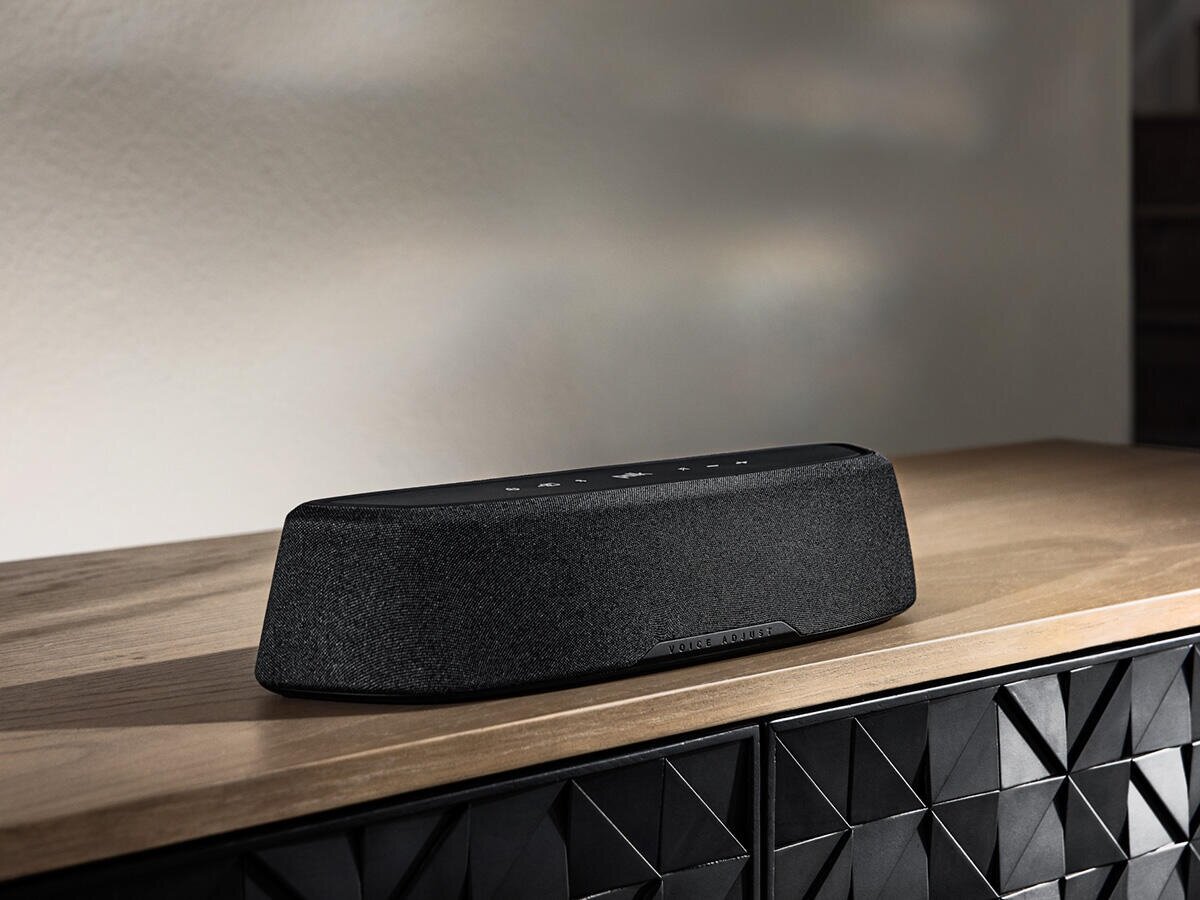 Soundbar Polk Audio Magnifi Mini AX na stoliku