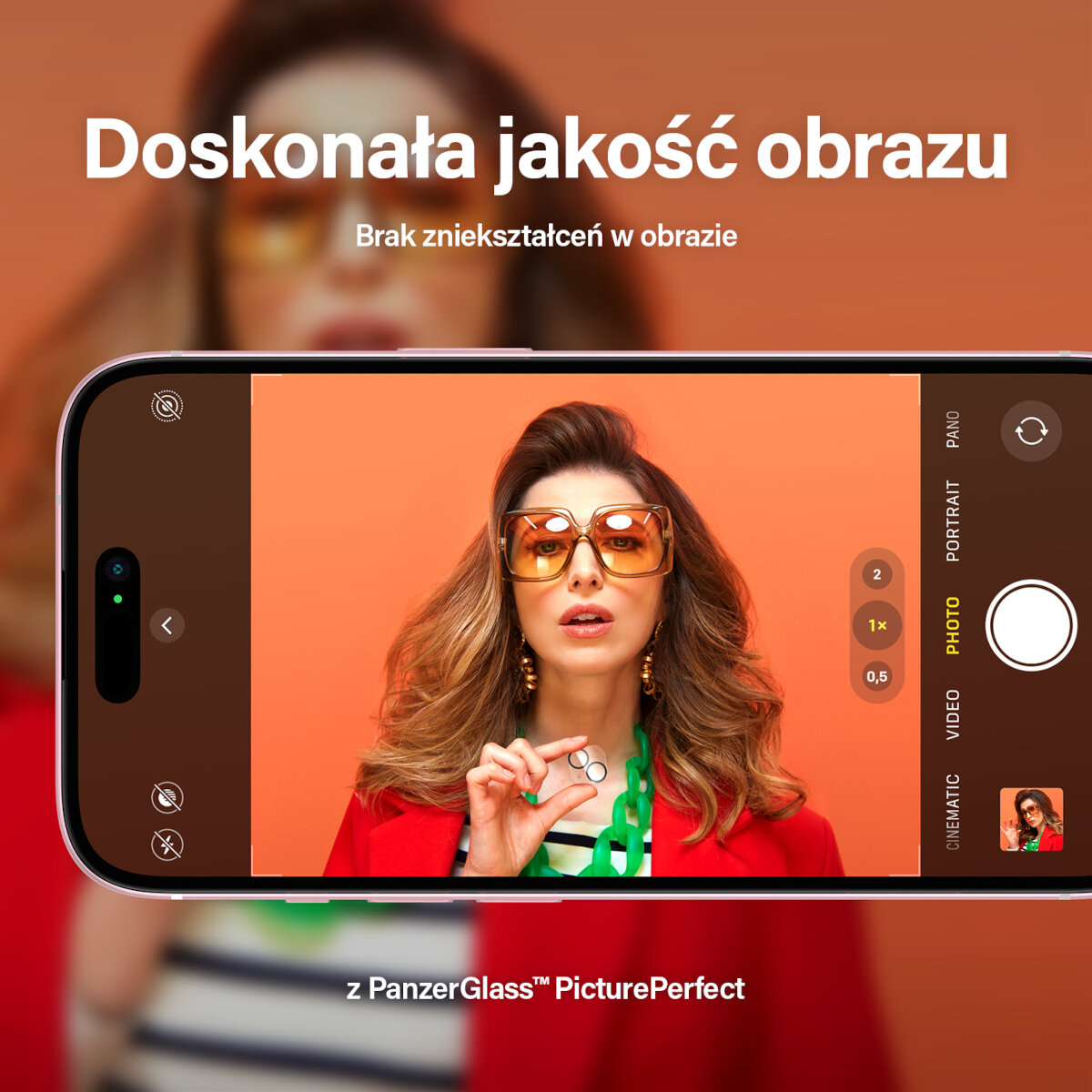 Szkło ochronne na obiektyw PanzerGlass PicturePerfect iPhone 15/15 Plus czarne widoczne szkło trzymane w dłoni przez kobietę na zdjęciu