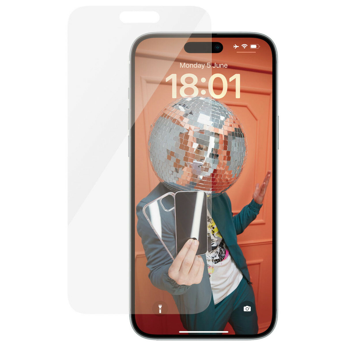 Szkło hartowane PanzerGlass Classic Fit iPhone 15 antybakteryjne grafika przedstawiająca szkło nakładane na smartfon od frontu