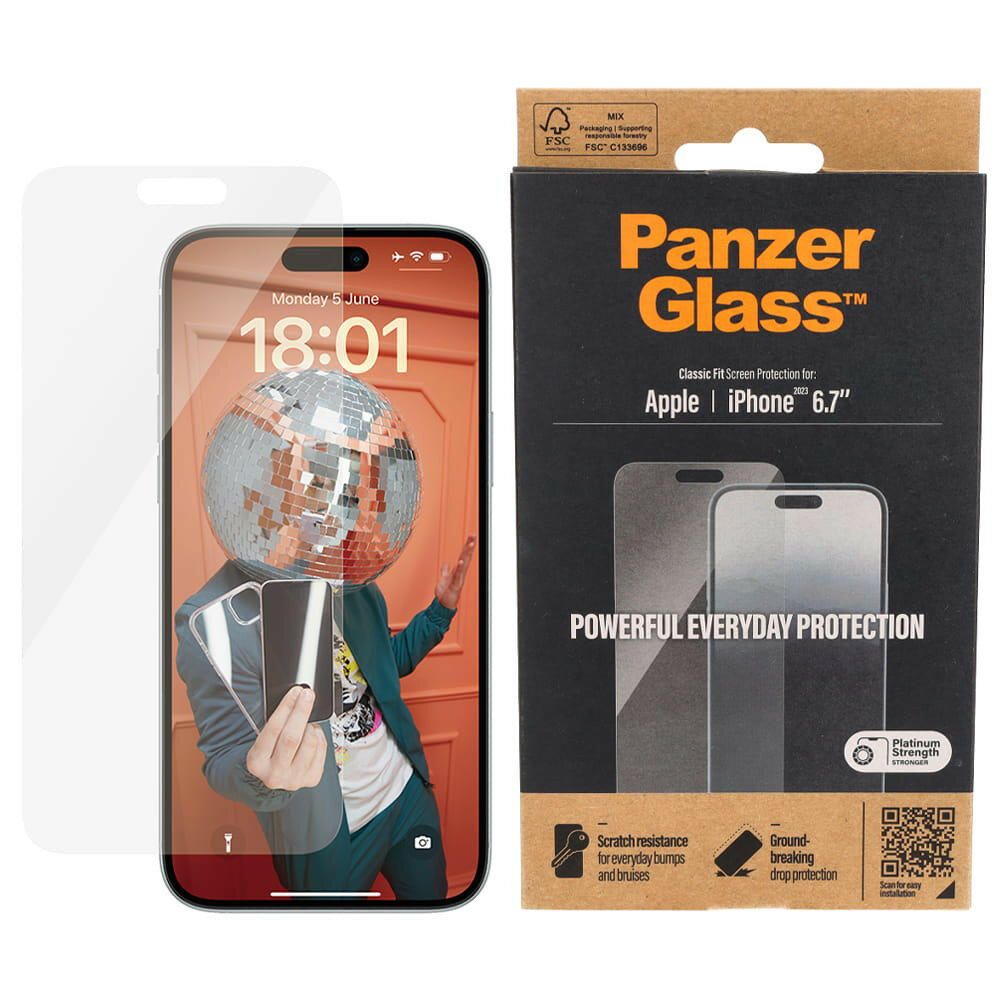 Szkło hartowane PanzerGlass Classic Fit iPhone 15 antybakteryjne grafika przedstawiająca szkło nakładane na smartfon od frontu oraz opakowanie od frontu