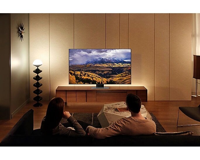 Telewizor Samsung Q80C QE65Q80CATXXH 65” QLED 4K z włączonym ekranem i parą widok od przodu