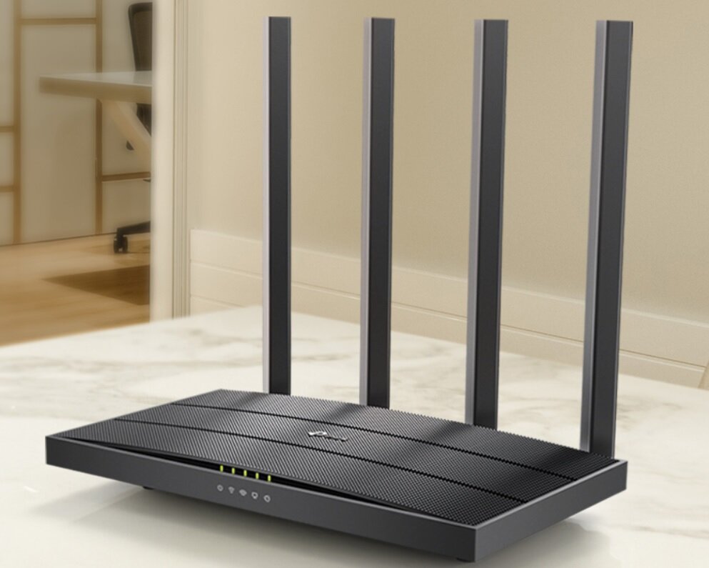 Router TP-Link Archer C6 Czarny na stole pod skosem w lewo