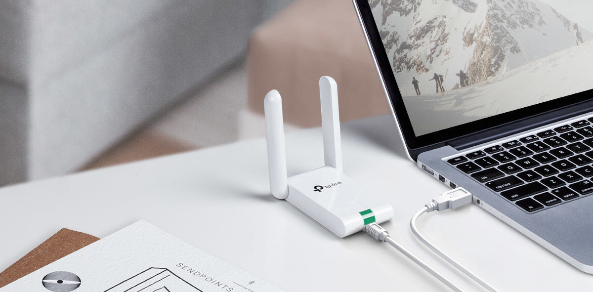 Karta sieciowa TP-Link TL-WN822N 300 Mb/s podłączony przez kabel USB do laptopa