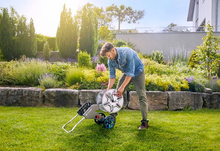 Wózek z wężem Gardena CleverRoll M Easy Metal 18547-20 podczas montażu