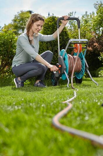 Wózek z wężem GARDENA 18517-20 Easy Aquaroll podczas zwijania