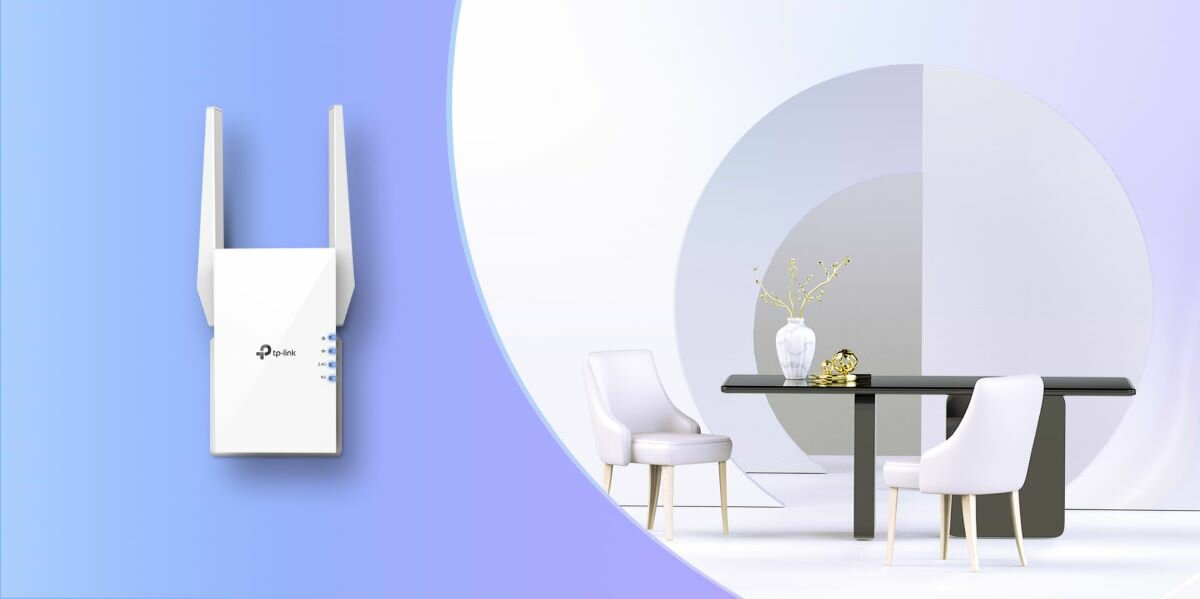 Wzmacniacz sygnału TP-LINK RE505X na tle pokoju