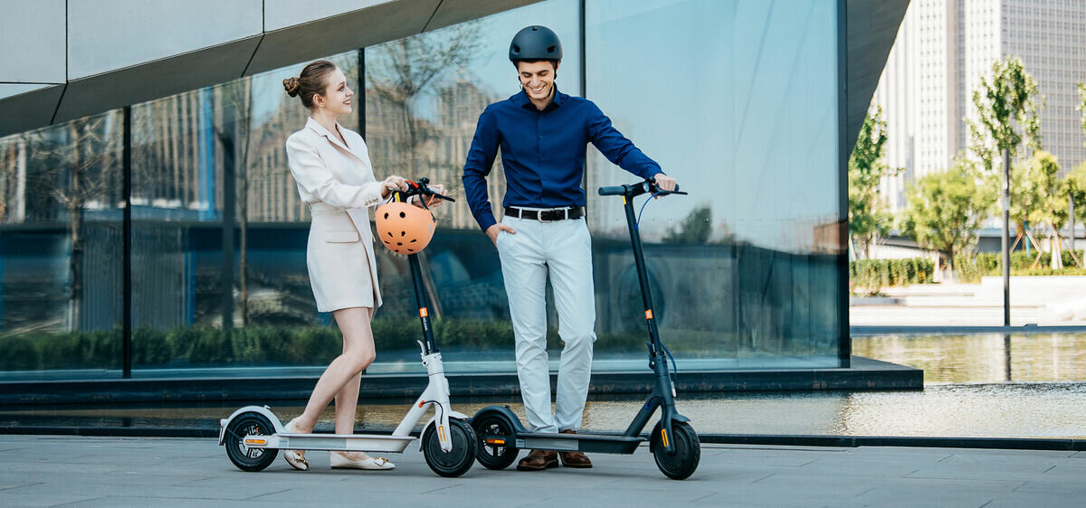 Hulajnoga elektryczna Xiaomi Mi Electric Scooter 3 600W dwie hulajnogi bokiem