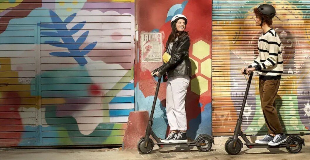 Hulajnoga elektryczna Xiaomi Mi Electric Scooter M365 Essential Black dziewczyna i chłopak na hulajnogach