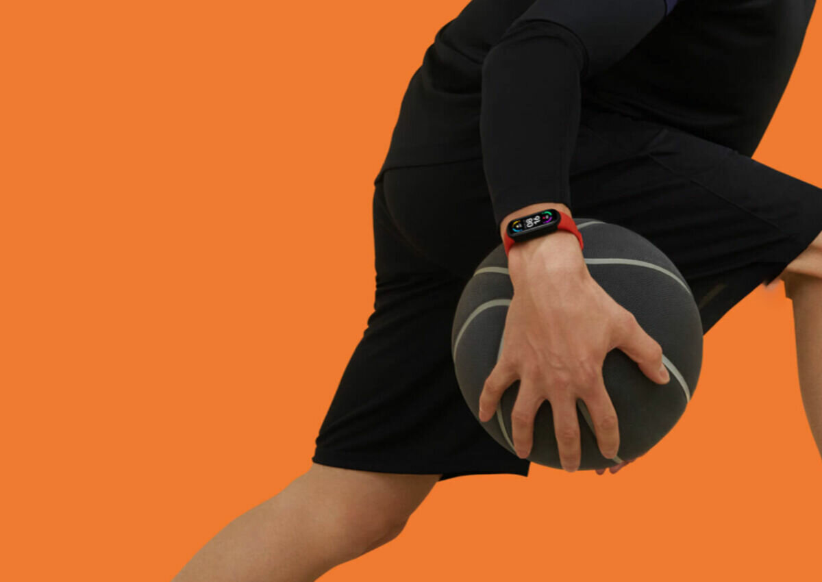 Smartband Xiaomi Mi Band 6 zaprezentowany na nadgarstku podczas aktywności