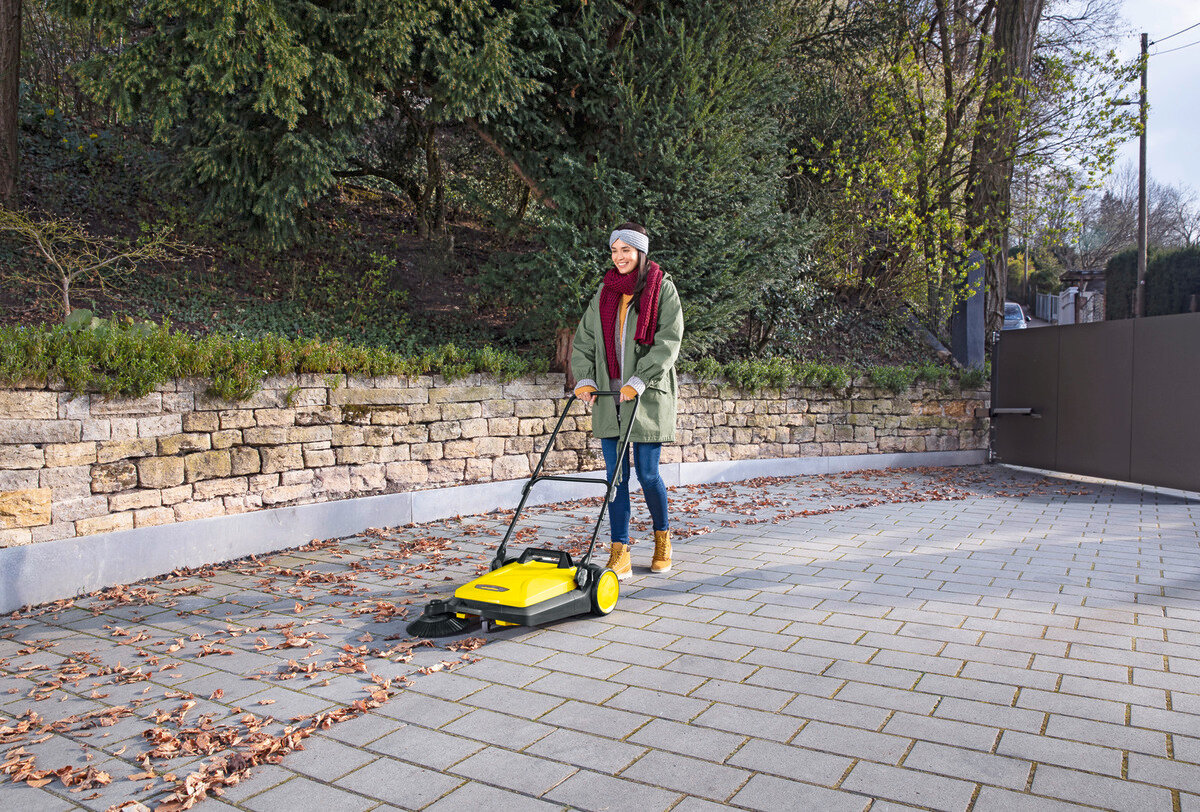 Zamiatarka Karcher S 4 Twin będąca na podjeździe