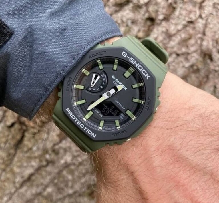 Zegarek G-SHOCK GA-2110SU -3AER zielony pokazany zegarek na ręku