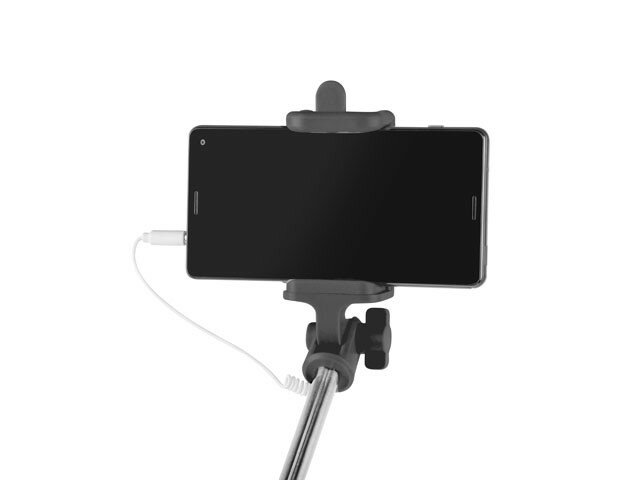 Uchwyt do selfie Natec Monopod SF-20W przewodowy czarny z zamontowanym telefonem