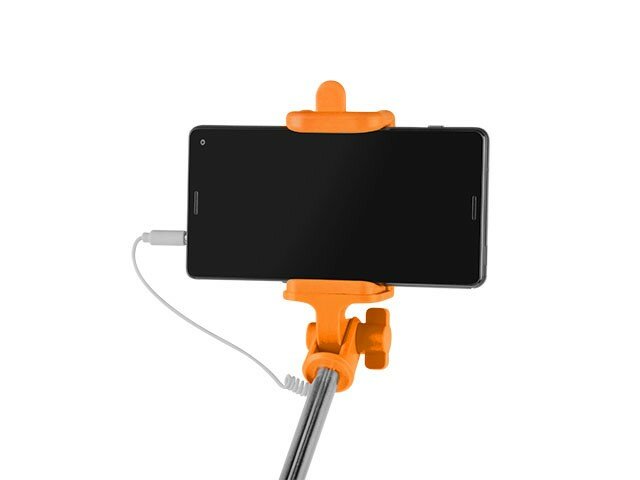 Uchwyt do selfie Natec Monopod SF-20W przewodowy pomarańczowy z zamontowanym telefonem
