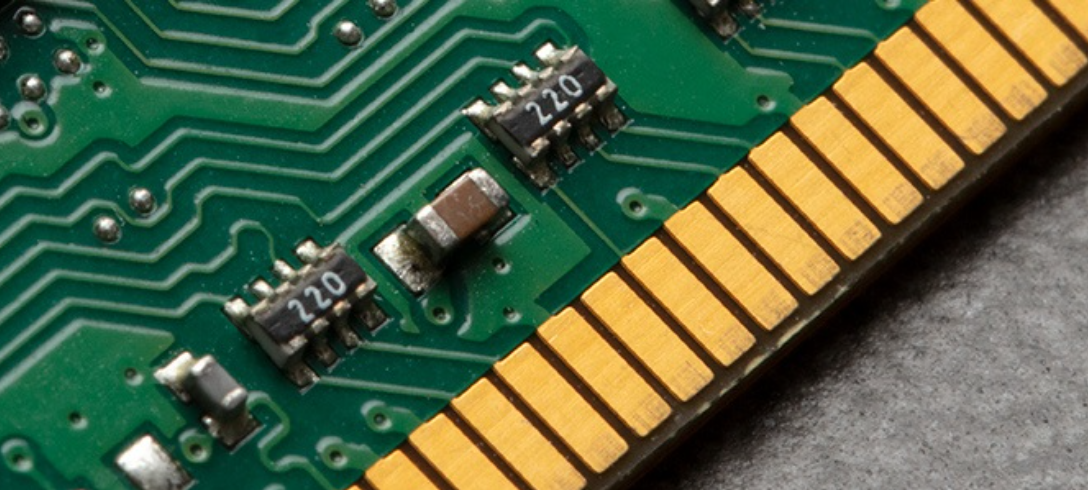 Pamięć RAM KINGSTON 32GB DDR4 2666MHz Module zbliżenie na kość pamięci